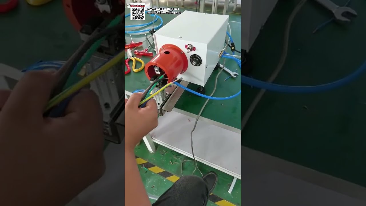 전선 스트립·트위스트 자동기 — 피복 제거와 꼬임을 한 사이클로