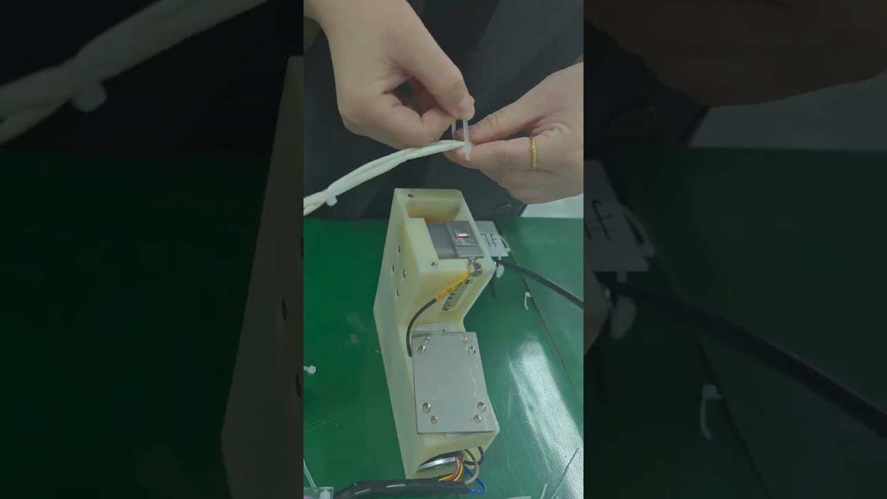 여러 개의 타이를 빠르게 자동 절단할 수 있으며 장착이 쉬운 고효율 휴대용 케이블 타이 도구